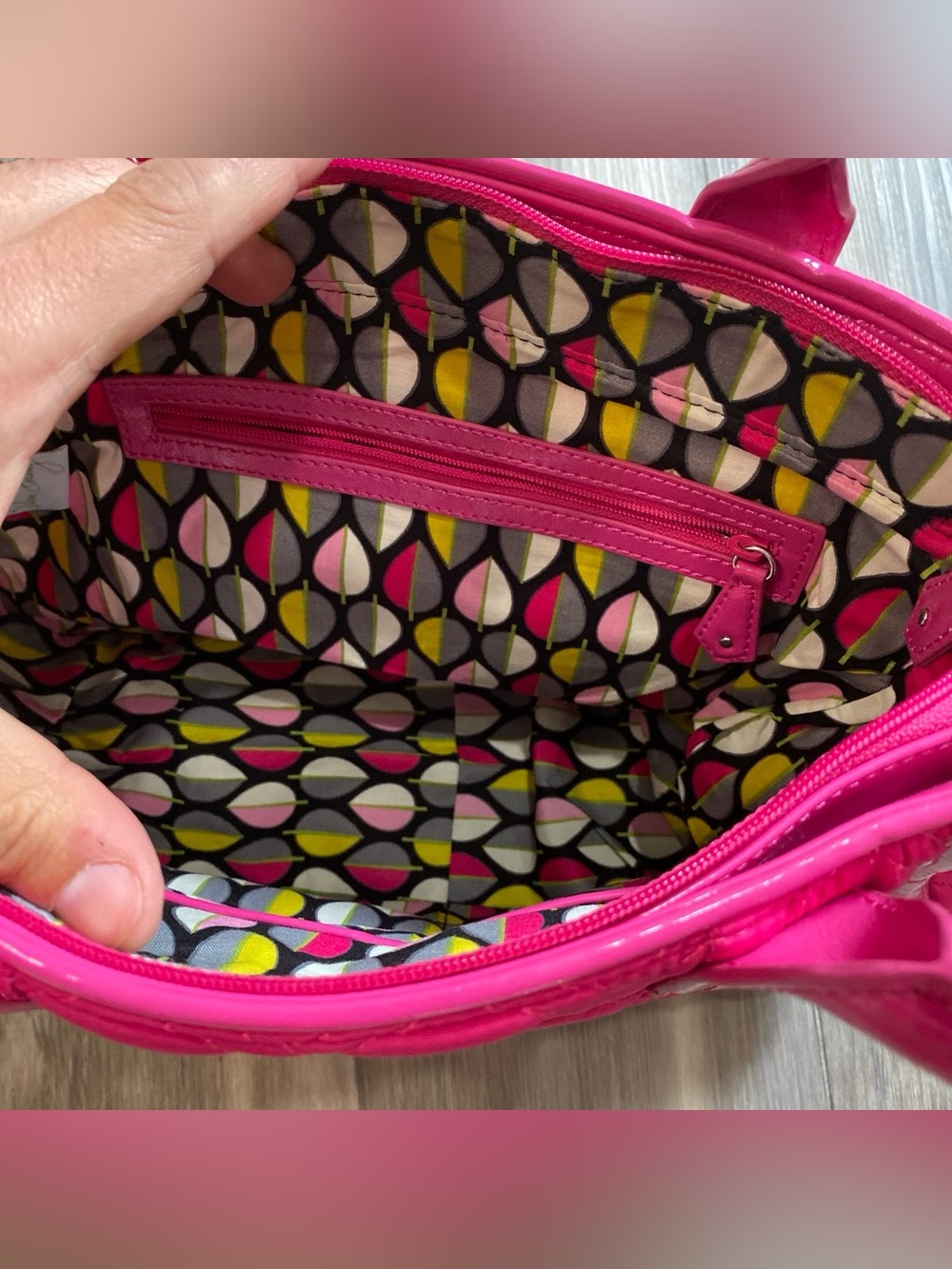Vera Bradley large Bright Pink quilted and faux leather bag. Excellent Condition - Picture 3 of 4